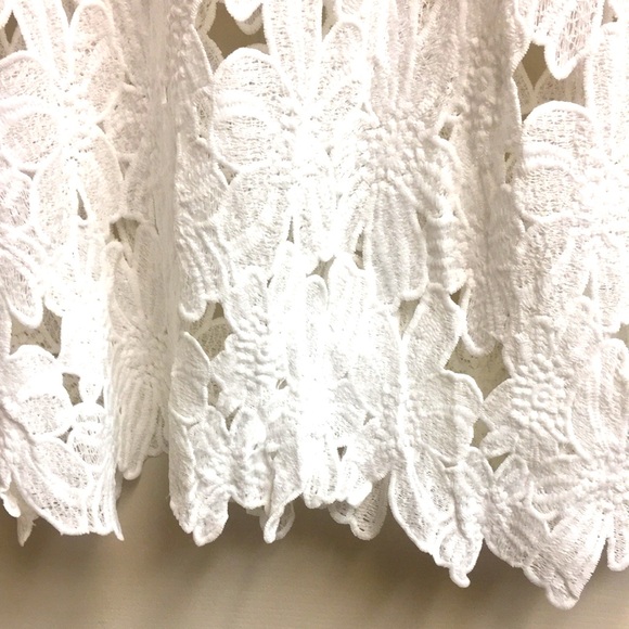 ‘NWT’ FLORAL CUT-OUT WHITE TOP - Picture 7 of 8